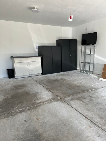 Garage - 7811 S Burdick Ave