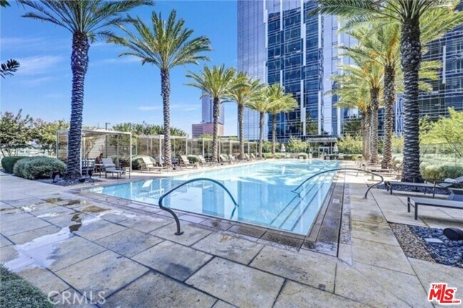 Primary Photo - 877 Francisco St