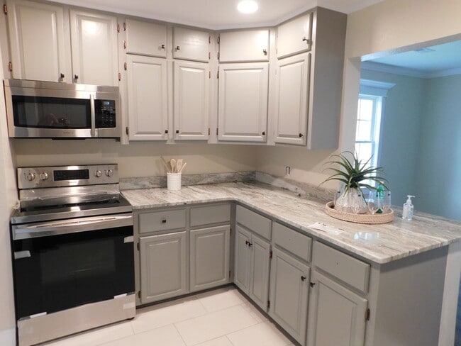 Building Photo - Completely Renovated 3 bed, 2bath home