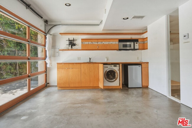 Building Photo - 656 Angelus Pl