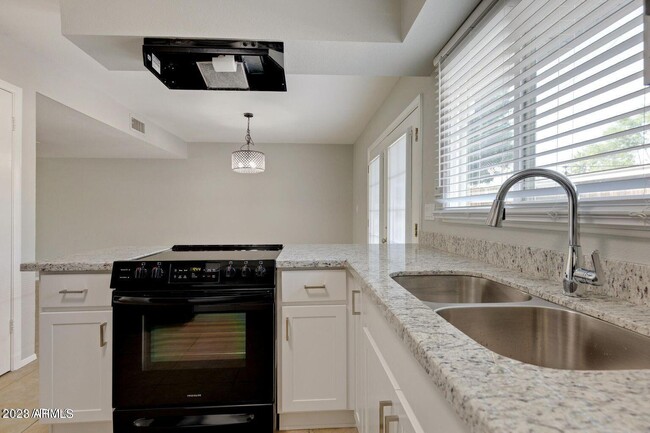 Building Photo - 6617 S Granada Dr