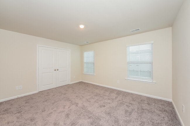 Building Photo - 304 High Grv Wy