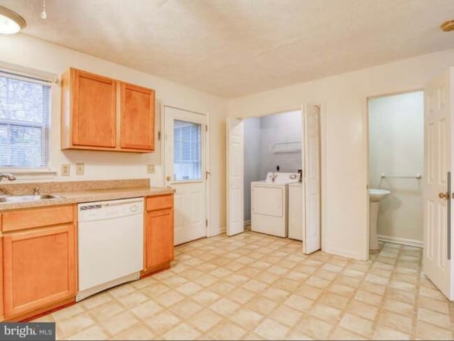 Building Photo - 211 Little River Dr