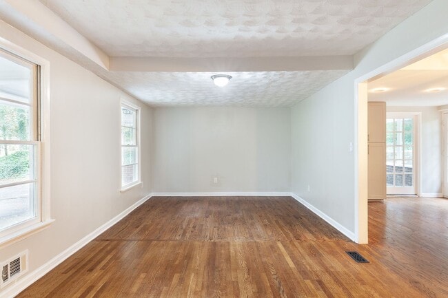 Building Photo - Very Spacious 4/3 w/ Finished Basement in ...