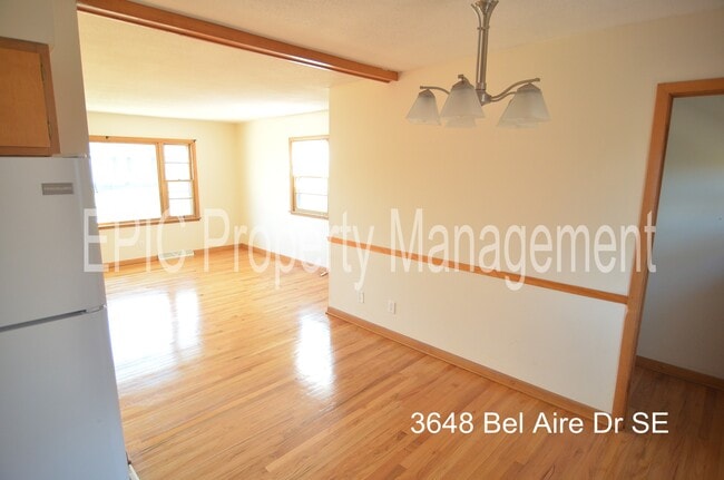 Building Photo - 3648 Bel Air Dr SE