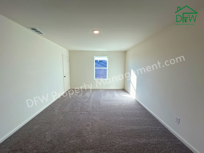 Building Photo - Spacious 5-Bedroom Home with Modern Upgrad...