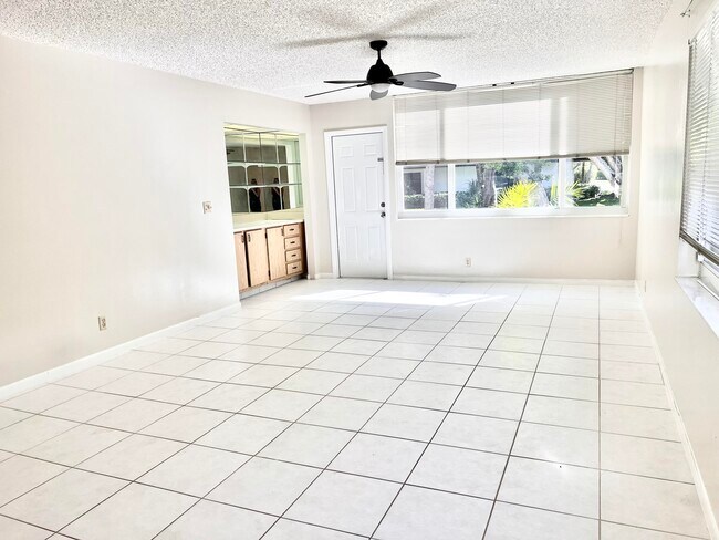 Building Photo - 2865 SW 22nd Ave