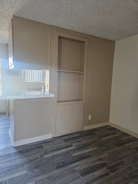 Building Photo - 995 N Mollison Ave