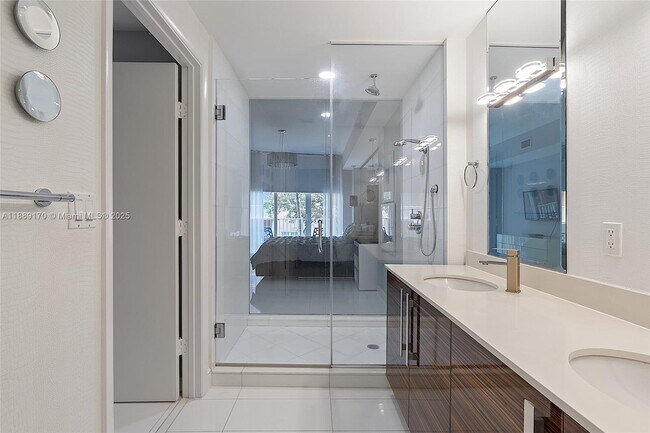 Building Photo - 2020 N Bayshore Dr