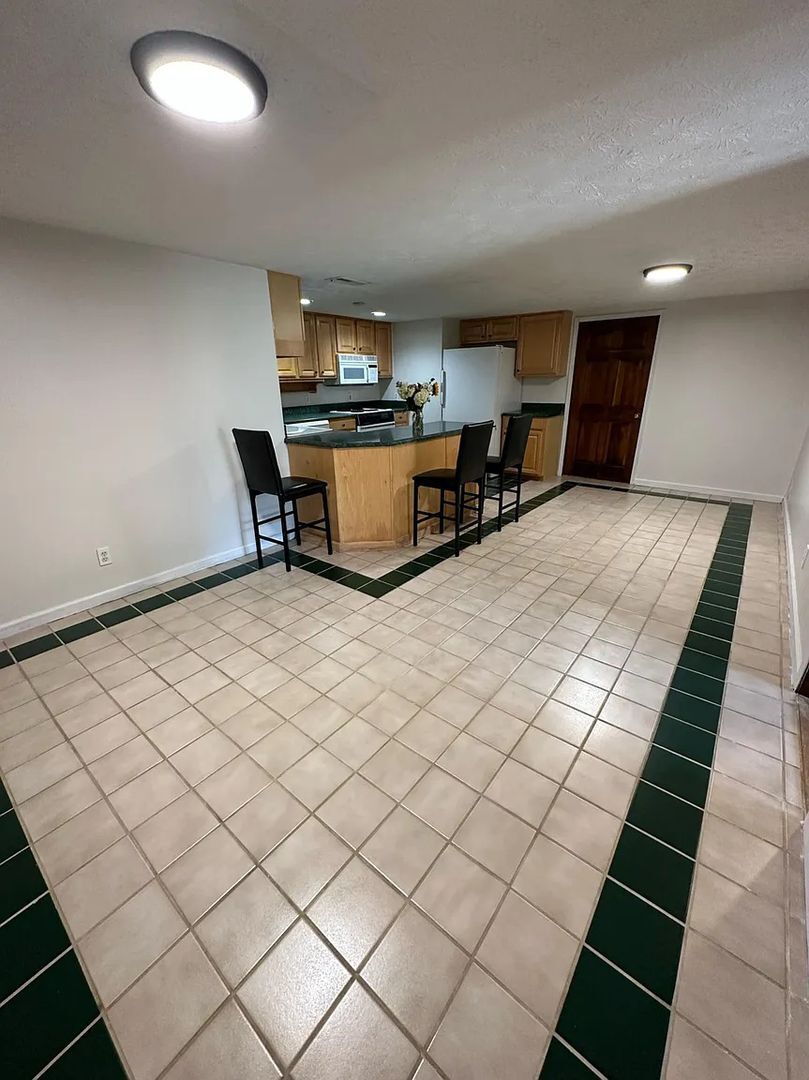 Building Photo - 194 Millbrook Farm Rd