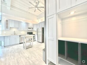 Building Photo - Top floor modern crafted spacious 1 Bed + ...