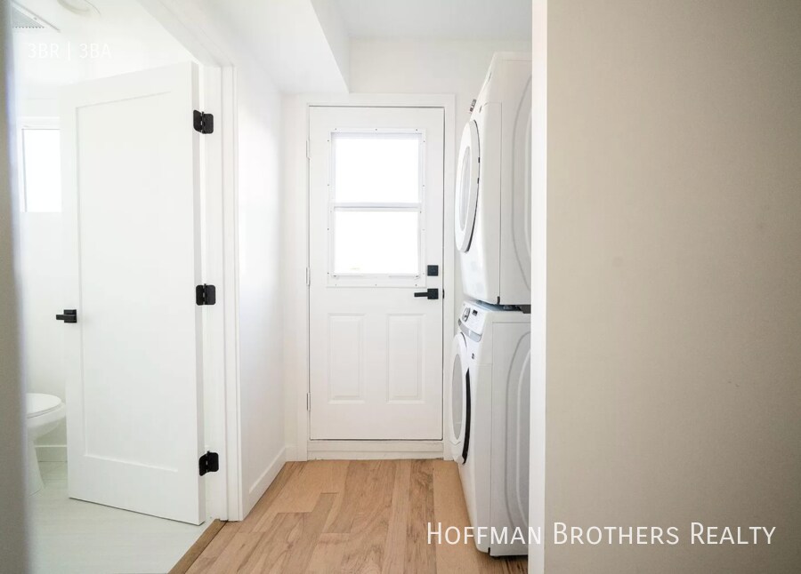 Building Photo - 2681 Roseview Ave