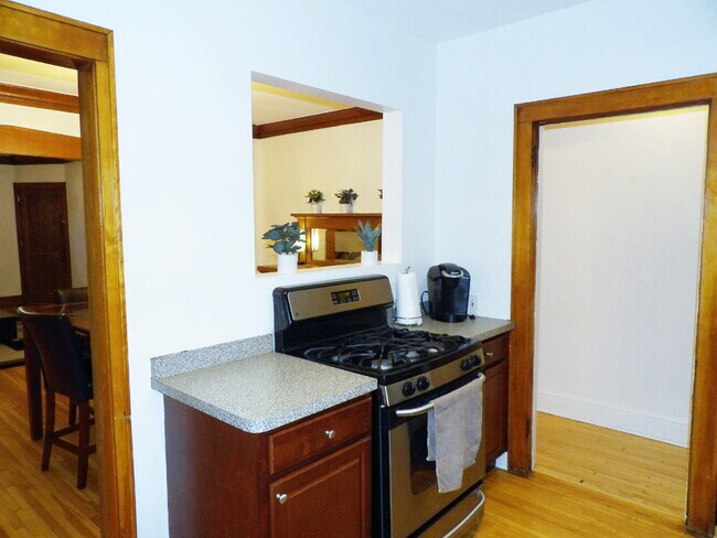 Building Photo - 2 Bedroom Condo in Brownstone