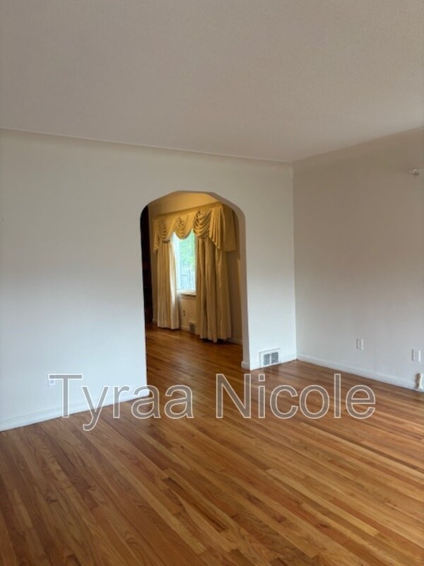 Building Photo - 1939 Ewald Cir