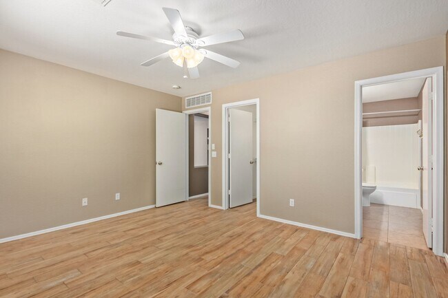 Building Photo - Stunning 3 Bed/2 Bath Home in Gated Commun...