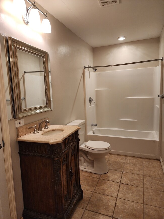 Building Photo - 2600 Countiss Dr