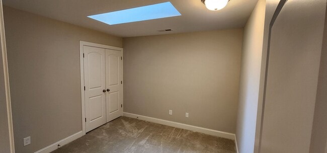Building Photo - Townhome w/gargae convenient to shopping a...