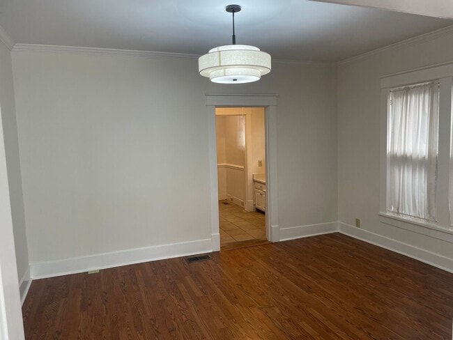 Building Photo - Historic Home 3BR / 2BA Detached Garage, W...