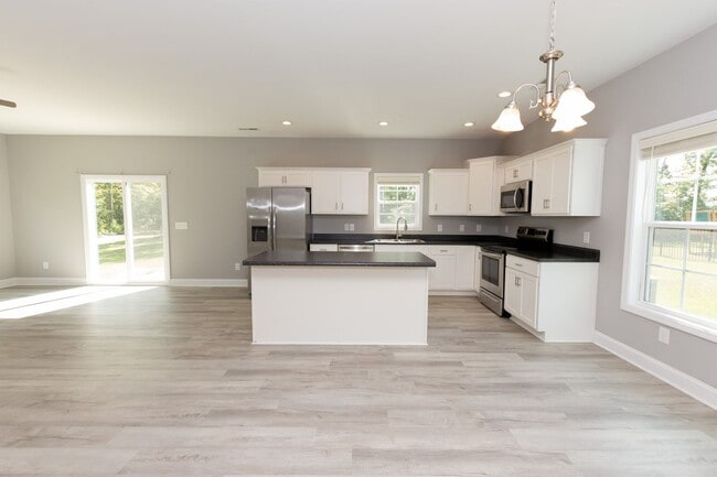 Building Photo - MOVE-IN READY $300 off first month