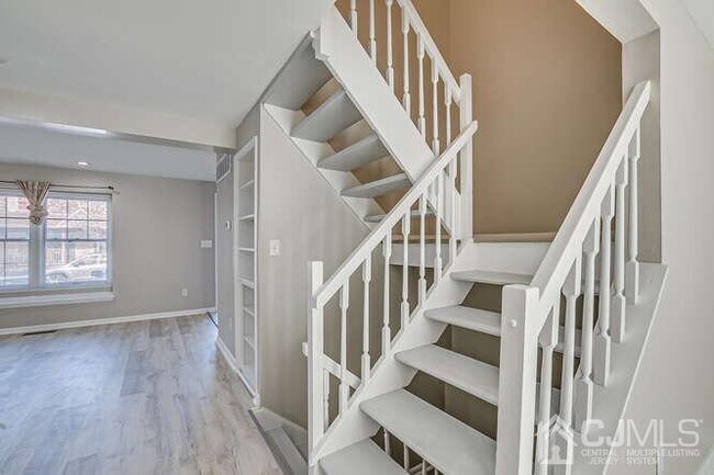 Building Photo - 216 E 7th St