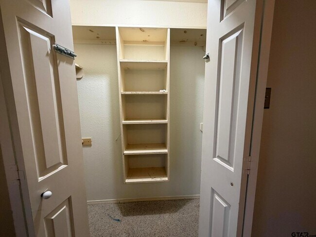 Building Photo - 2304 Deanna Ave