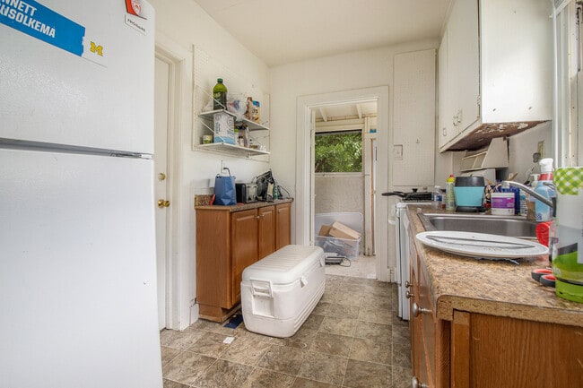 Building Photo - 927 S Division St