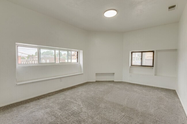 Building Photo - AVAILABLE AUGUST 2026 - Updated 2 Bedroom Apartment Located in the heart of a GREAT Neighborhood