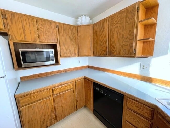 Building Photo - RARE FIND! Spacious and bright three bedroom apartment in South Anchorage with in unit laundry, f...