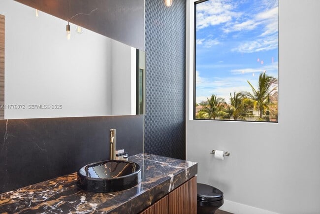 Building Photo - 1400 Bayview Dr