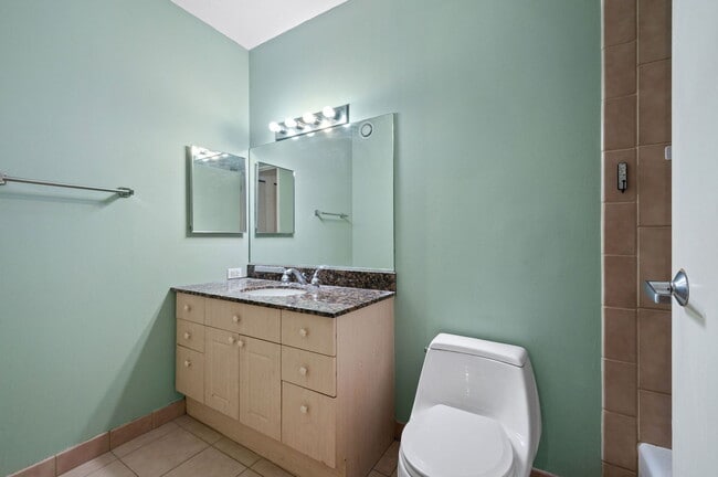 Building Photo - 512 N McClurg Ct