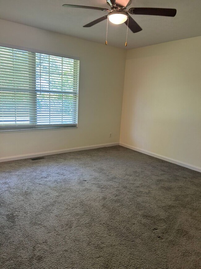 Building Photo - 4320 Roundtable Ct