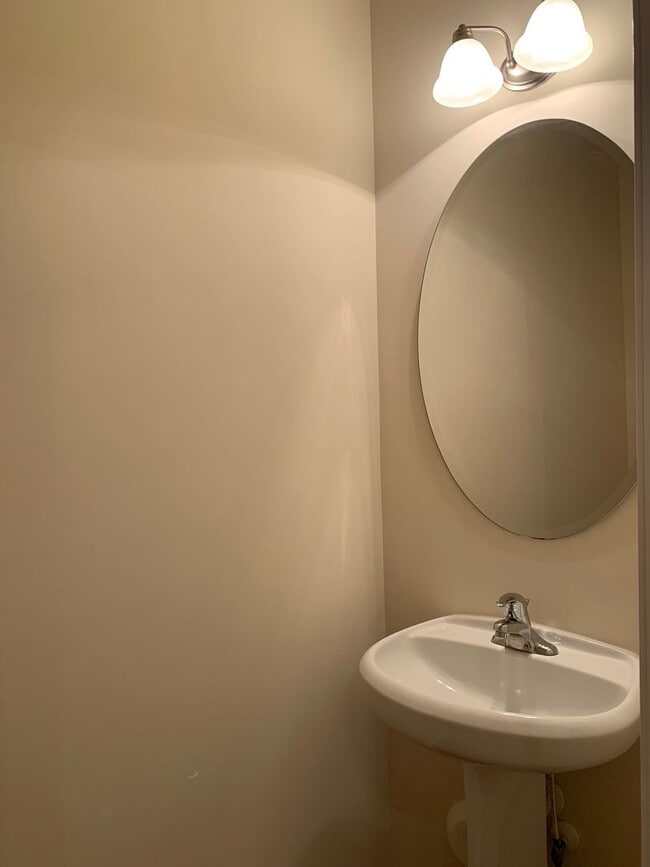 Building Photo - Beautiful 3 Bedroom Townhome in Raleigh near beautiful park! Apply Now!