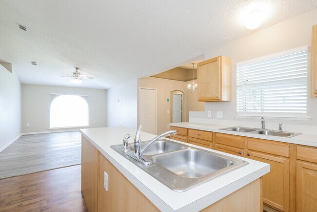 Building Photo - 4950 Silver Thistle Ln