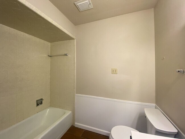 Building Photo - WHISPERING OAKS RARE FIND 3 BD/2 BA AVAILABLE APRIL 7TH!