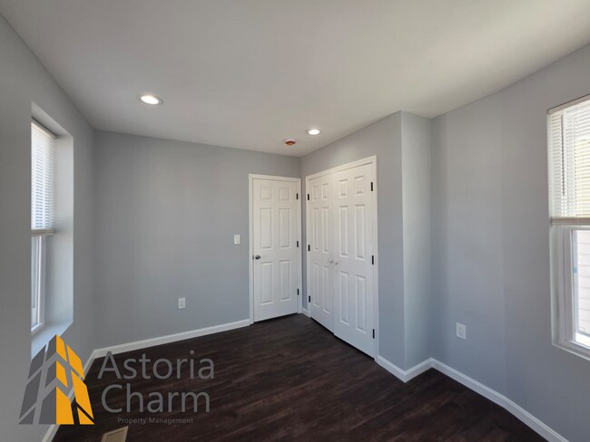 Building Photo - Fully Renovated 4 Bed 3 Bath End Unit Rowhome with Den, Ensuite and Finished Basement