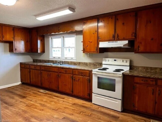 LARGE KITCHEN. FRIDGE PROVIDES - 500 Washington St