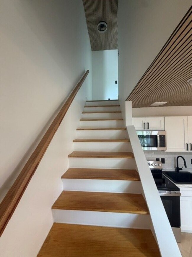 Building Photo - Renovated One Bedroom Stand Alone Apartment