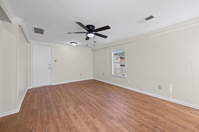Building Photo - 1139 Russwood Rd