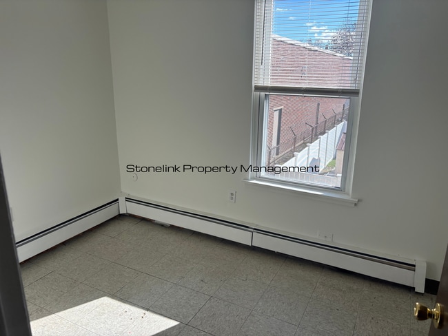 Building Photo - 220 Cross St