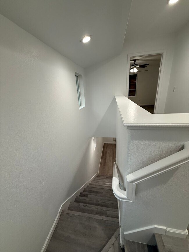 Building Photo - ** 3-Bedroom Two Story Home in Desirable Roseville Location!**