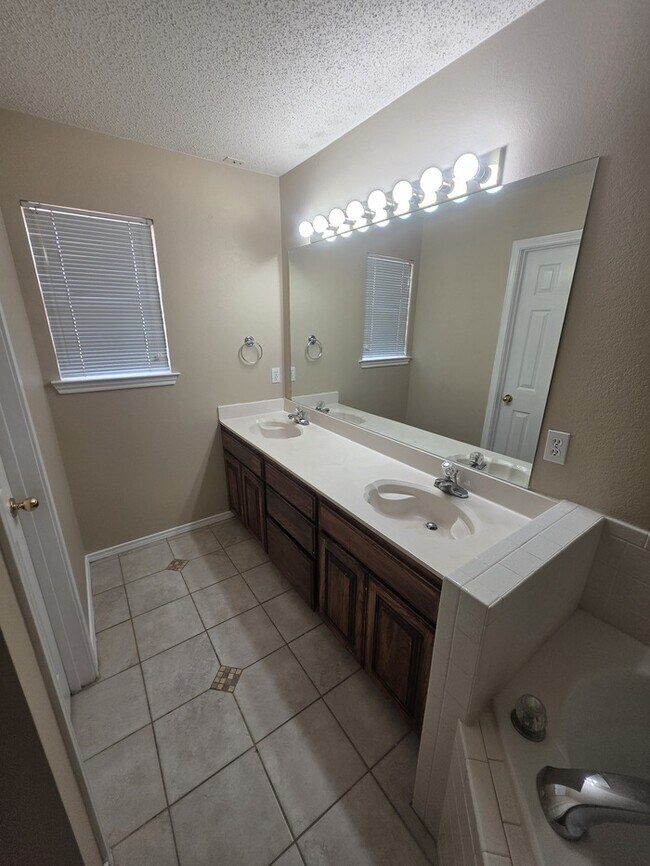 Building Photo - 4 bed 2 bath home in Northgate