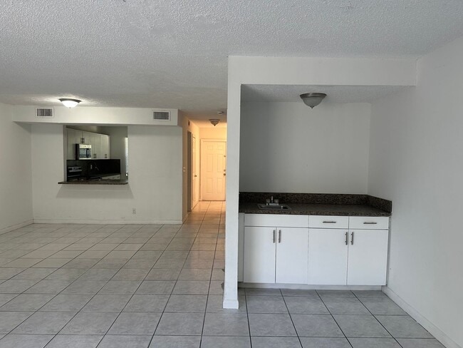 Building Photo - 931 SW 20th Ct