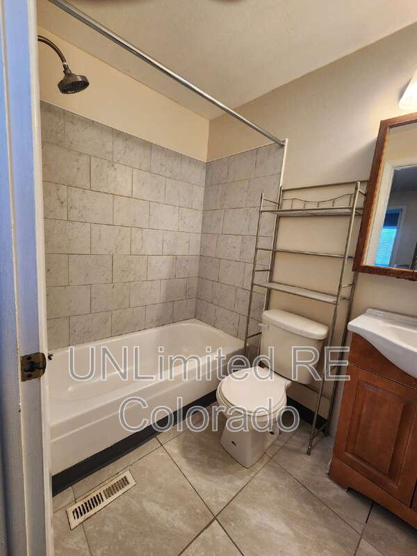 Building Photo - 986 Croke Dr