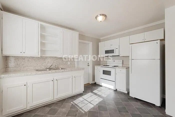 Building Photo - 2100 Lake Shore Dr