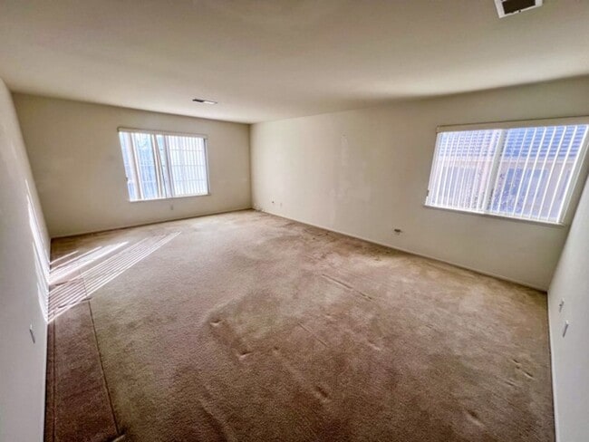 Building Photo - Large 4 bedroom Murrieta home with a loft ...