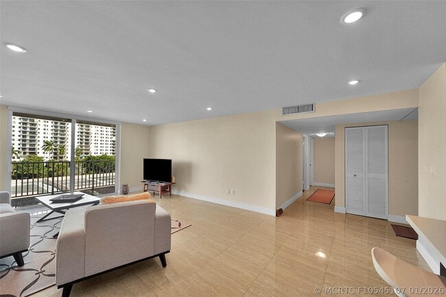 Building Photo - 1401 S Ocean Dr