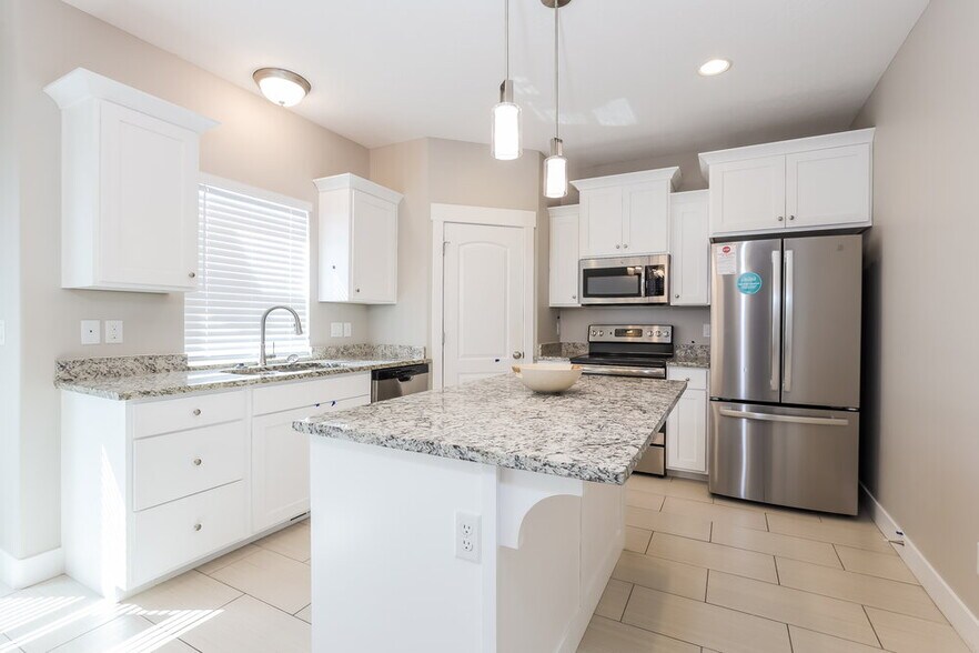 Building Photo - 3819 E Cunninghill Dr