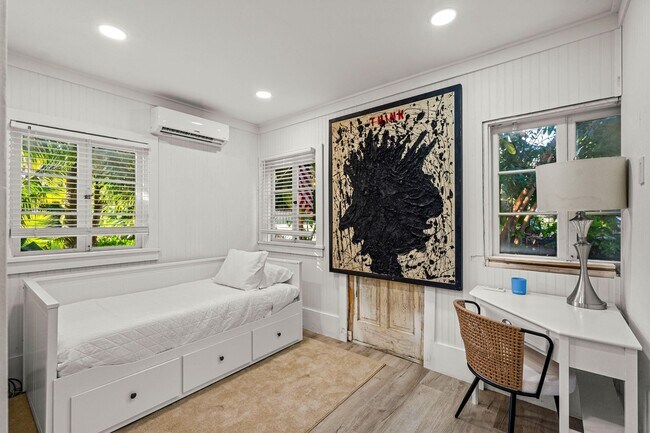 Building Photo - 1017 SW 4th St