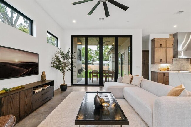 Building Photo - 603 E 47th St