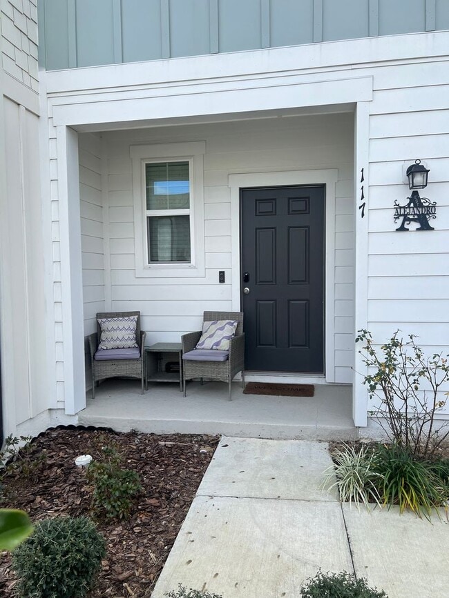 Building Photo - Modern 3-Bed Townhome w/ Garage in Desirable Davenport Community